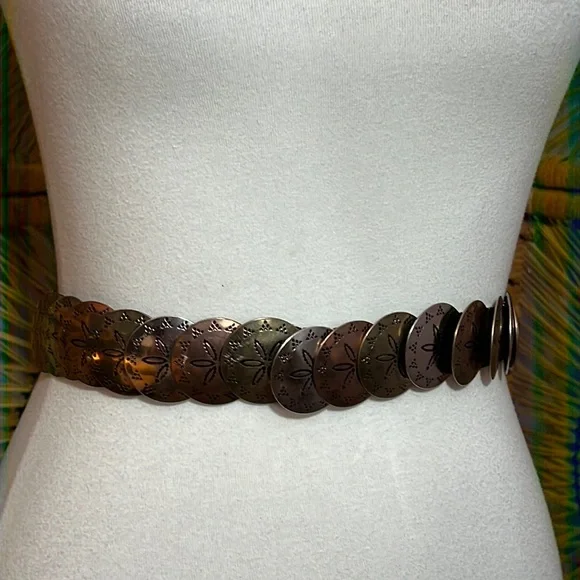 Great looking stamped metal disk elasticized belt. Approx. 25” long laid flat - Picture 1 of 3